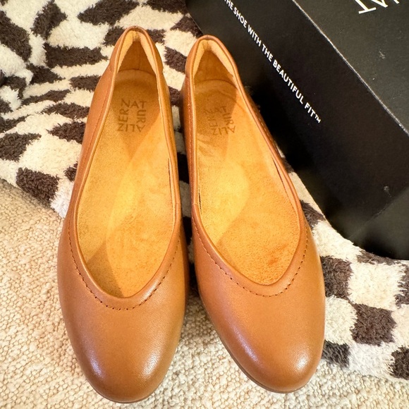NWT VIVIENNE FLAT English tea leather - Picture 4 of 5